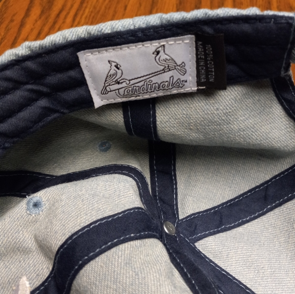 Women's STL Cardinals Buckle Back Cap. - Picture 4 of 4